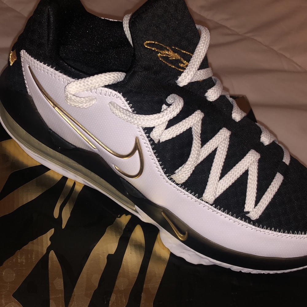 Lebron XVII Low size men’s 9.5